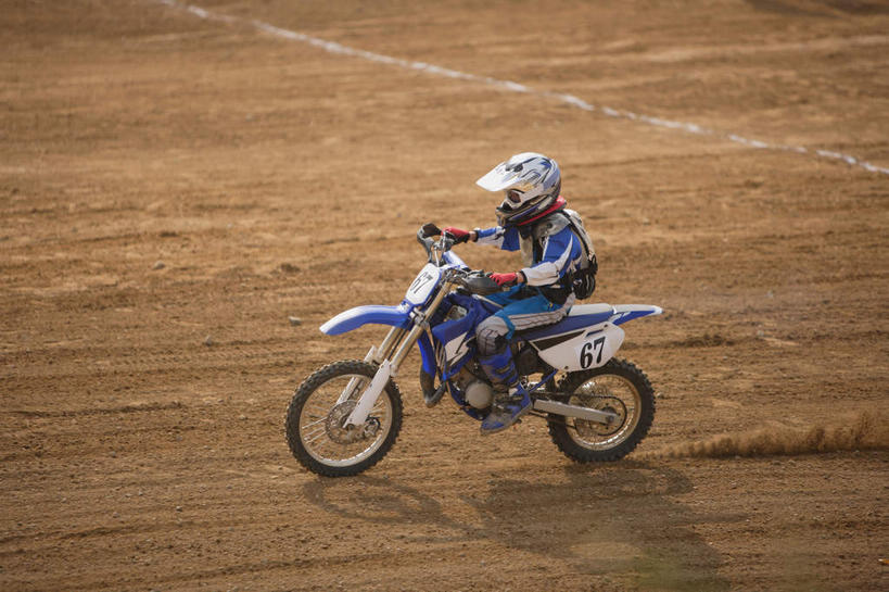 东方人,儿童,一个人,运动员,坐,横图,室外,白天,侧面,运动服,纯洁,安全,草地,山,植物,摩托车,帽子,亚洲,仅一个男性,仅一个人,阴影,光线,头盔,眼镜,影子,山峰,山坡,防护,山峦,注视,黄种人,车,草,树,树木,小孩,绿色,阳光,自然,安全帽,交通工具,观察,驾驶,看,行驶,仅一个小孩,可爱,平衡,童年,童趣,生长,成长,观看,护目镜,保护,操纵,控制,察看,关注,载具,保险,防护服,沙尘,童真,赛车手,操控,烂漫,无邪,保全,周全,安稳,安定,把持,安全防护眼镜,平安,天真,男孩,男人,男性,亚洲人,孩子,体育运动员,运动选手,坐着,彩图,全身,防护眼镜,男生