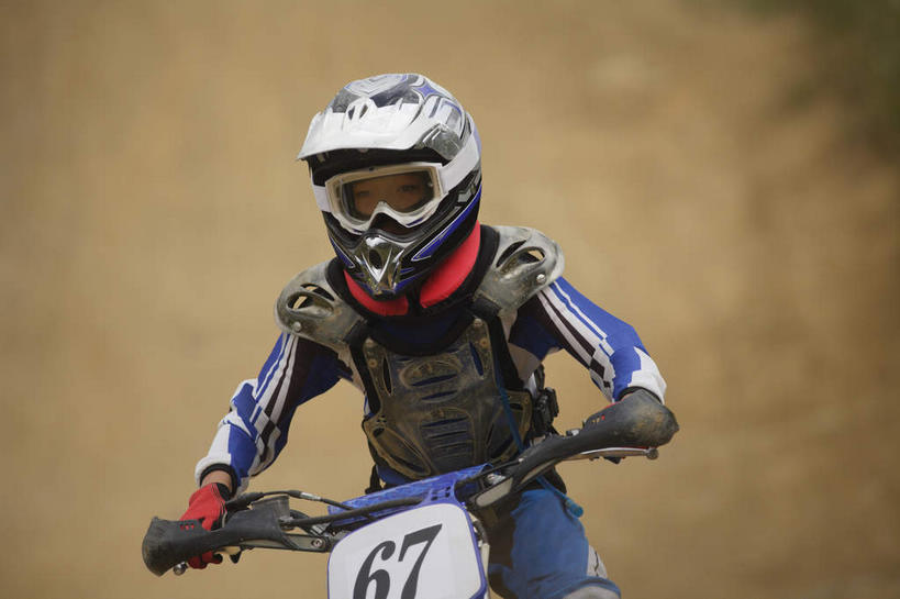 东方人,儿童,一个人,运动员,坐,横图,室外,白天,正面,运动服,纯洁,安全,草地,山,植物,摩托车,帽子,亚洲,仅一个男性,仅一个人,阴影,朦胧,模糊,光线,头盔,眼镜,影子,山峰,山坡,防护,交通,山峦,注视,黄种人,车,草,树,树木,小孩,绿色,阳光,自然,安全帽,交通工具,观察,驾驶,看,行驶,仅一个小孩,可爱,平衡,童年,童趣,生长,成长,观看,护目镜,保护,操纵,控制,察看,关注,载具,保险,防护服,沙尘,童真,赛车手,操控,烂漫,无邪,保全,周全,安稳,安定,把持,安全防护眼镜,平安,天真,男孩,男人,男性,亚洲人,孩子,体育运动员,运动选手,坐着,半身,彩图,防护眼镜,男生