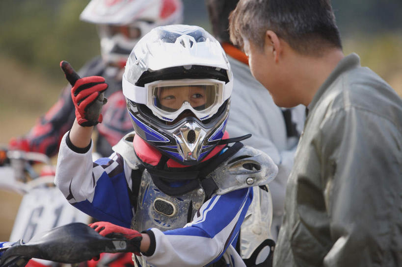 东方人,儿童,四个人,运动员,坐,横图,室外,白天,正面,运动服,纯洁,安全,草地,山,植物,摩托车,帽子,亚洲,指,阴影,朦胧,模糊,光线,头盔,眼镜,影子,山峰,山坡,防护,山峦,注视,黄种人,相视,车,草,树,树木,小孩,绿色,阳光,自然,安全帽,交通工具,观察,驾驶,看,行驶,面对面,可爱,平衡,童年,童趣,生长,成长,观看,对视,护目镜,保护,操纵,控制,察看,指着,关注,载具,保险,相对,防护服,沙尘,童真,赛车手,操控,烂漫,无邪,相看,保全,周全,安稳,安定,把持,安全防护眼镜,平安,天真,男孩,男人,男性,年轻男性,亚洲人,体育运动员,运动选手,坐着,半身,彩图,防护眼镜,男生