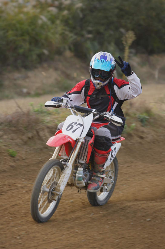 东方人,一个人,运动员,坐,举,竖图,室外,白天,正面,运动服,快乐,兴奋,骄傲,安全,成功,胜利,草地,山,植物,道路,路,摩托车,帽子,亚洲,仅一个男性,仅一个人,阴影,光线,标志,数字,头盔,文字,眼镜,影子,字符,字母,山峰,山坡,小路,防护,交通,山峦,注视,黄种人,标识,车,草,树,树木,仅一个年轻男性,绿色,阳光,自然,安全帽,交通工具,观察,驾驶,看,手势,托,行驶,平衡,自信,乡间小路,生长,成长,观看,护目镜,保护,操纵,控制,察看,关注,载具,保险,防护服,沙尘,赛车手,操控,保全,周全,安稳,安定,把持,安全防护眼镜,平安,男人,男性,年轻男性,亚洲人,体育运动员,运动选手,举起,举手,举着,向上举,向上伸,向上托,坐着,彩图,全身,欢乐,开心,防护眼镜