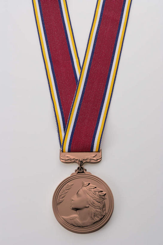 无人,竖图,俯视,特写,白天,白色背景,运动服,成功,胜利,静物,一块,花纹,服装,雕刻,丝绸,丝带,图案,缎带,绸带,衣服,光彩,摄影,服饰,影棚,衣着,穿着,奖牌,荣誉,奖品,铜牌,荣耀,衣饰,光荣,彩图,高角度拍摄,影棚拍摄,拍摄,运动装