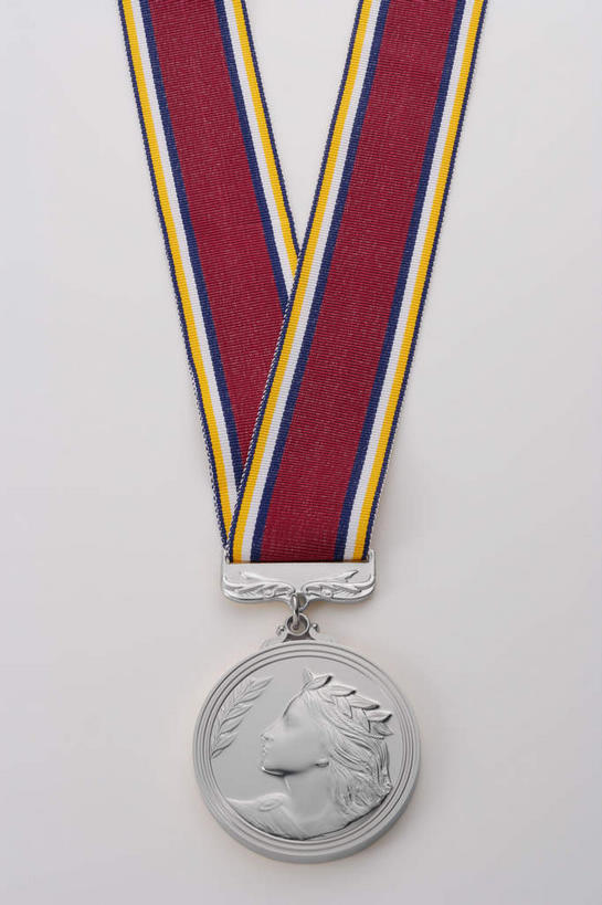 无人,竖图,俯视,特写,白天,白色背景,运动服,成功,胜利,静物,一块,花纹,服装,雕刻,丝绸,丝带,图案,缎带,绸带,衣服,光彩,摄影,服饰,影棚,衣着,穿着,奖牌,荣誉,奖品,银牌,荣耀,衣饰,光荣,彩图,高角度拍摄,影棚拍摄,拍摄,运动装