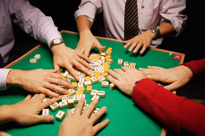 东方人,手,四个人,坐,举,横图,俯视,夜晚,衬衫,运动服,游戏,赌博,贪欲,竞争,桌子,玩具,亚洲,阴影,服装,时间,光线,笔,标志,时钟,手表,骰子,文字,影子,字符,灯光,办公用品,领带,玩,计时,注视,黄种人,娱乐,标识,刺激,文具,排列,衣服,麻将,麻将桌,学习用品,钟表,观察,看,托,休闲,手部,汉字,表,赌场,服饰,观看,整理,活动,腕表,文具用品,察看,衣着,穿着,发泄,关注,消遣,智力,中文,赌具,博彩,洗牌,色子,投机,侥幸,欲望,投子,宣泄,国文,华文,摆列,衣饰,男人,男性,年轻男性,年轻女性,女人,女性,中年男性,亚洲人,钟,举起,举手,举着,玩耍,嬉戏,向上举,向上伸,向上托,坐着,半身,彩图,高角度拍摄,衬衣,布列,分列,胜负,输赢,娱乐场,运动装