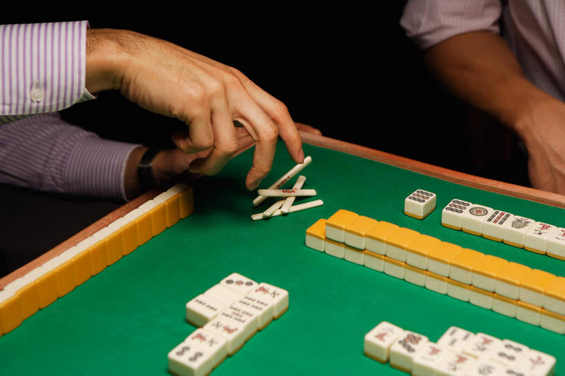 东方人,手,两个人,坐,横图,俯视,夜晚,衬衫,运动服,游戏,赌博,贪欲,竞争,桌子,玩具,亚洲,阴影,服装,时间,光线,笔,标志,时钟,手表,骰子,文字,影子,字符,灯光,办公用品,领带,玩,计时,注视,黄种人,娱乐,标识,刺激,文具,排列,衣服,麻将,麻将桌,学习用品,钟表,观察,看,休闲,手部,汉字,表,筹码,赌场,服饰,观看,活动,腕表,文具用品,察看,衣着,穿着,发泄,关注,消遣,智力,中文,赌具,博彩,色子,投机,侥幸,欲望,投子,宣泄,国文,华文,筹马,摆列,衣饰,男人,男性,年轻男性,亚洲人,钟,扔,玩耍,嬉戏,坐着,半身,彩图,高角度拍摄,衬衣,布列,分列,胜负,输赢,娱乐场,运动装