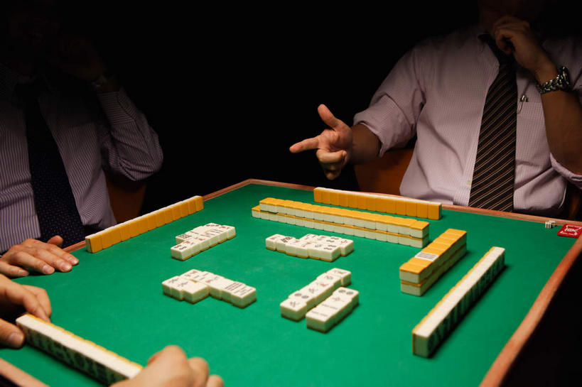 东方人,手,四个人,坐,横图,俯视,夜晚,衬衫,运动服,游戏,赌博,贪欲,竞争,桌子,玩具,亚洲,撑,握,阴影,服装,时间,光线,笔,标志,时钟,手表,骰子,文字,影子,字符,灯光,办公用品,领带,拿,玩,计时,拿着,托腮,注视,黄种人,娱乐,标识,刺激,文具,排列,衣服,麻将,麻将桌,学习用品,钟表,观察,看,手势,托,休闲,手部,汉字,表,竖,握着,筹码,赌场,服饰,观看,活动,翘,腕表,文具用品,察看,衣着,食指,穿着,发泄,关注,消遣,智力,中文,托下巴,赌具,博彩,色子,投机,侥幸,欲望,投子,宣泄,国文,华文,筹马,摆列,衣饰,男人,男性,年轻男性,中年男性,亚洲人,大拇指,钟,玩耍,嬉戏,坐着,半身,彩图,高角度拍摄,衬衣,布列,分列,胜负,输赢,娱乐场,运动装