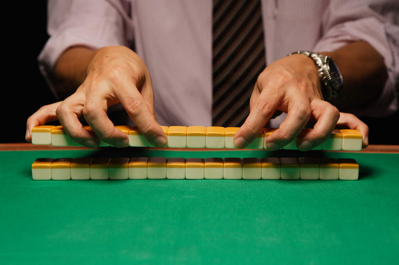 东方人,手,一个人,坐,横图,特写,夜晚,正面,衬衫,运动服,游戏,赌博,贪欲,竞争,桌子,玩具,亚洲,仅一个男性,仅一个人,仅一个中年男性,握,阴影,服装,时间,光线,笔,标志,时钟,手表,骰子,文字,影子,字符,灯光,办公用品,领带,拿,玩,计时,拿着,注视,黄种人,娱乐,标识,刺激,文具,排列,衣服,麻将,麻将桌,学习用品,钟表,观察,看,休闲,手部,汉字,表,握着,筹码,赌场,服饰,观看,整理,活动,腕表,文具用品,察看,衣着,穿着,发泄,关注,消遣,智力,中文,赌具,博彩,洗牌,色子,投机,侥幸,欲望,投子,宣泄,国文,华文,筹马,摆列,衣饰,男人,男性,中年男性,亚洲人,钟,玩耍,嬉戏,坐着,半身,彩图,衬衣,布列,分列,胜负,输赢,娱乐场,运动装