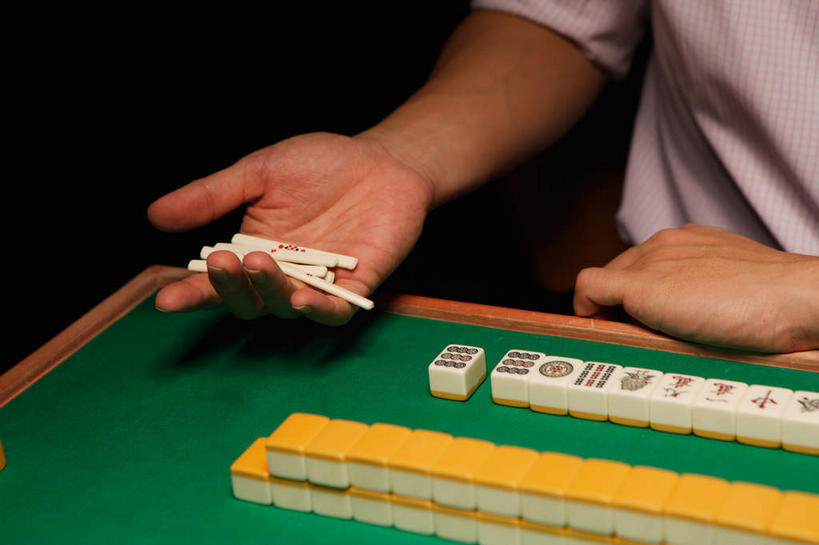 东方人,手,一个人,坐,横图,夜晚,正面,衬衫,运动服,游戏,赌博,贪欲,竞争,桌子,玩具,亚洲,仅一个男性,仅一个人,握,阴影,服装,时间,光线,笔,时钟,手表,骰子,影子,灯光,办公用品,领带,拿,玩,计时,拿着,注视,黄种人,娱乐,刺激,文具,排列,仅一个年轻男性,衣服,麻将,麻将桌,学习用品,钟表,观察,看,伸,休闲,手部,表,握着,筹码,赌场,服饰,观看,活动,腕表,文具用品,察看,伸出,衣着,穿着,发泄,关注,消遣,智力,赌具,博彩,色子,投机,侥幸,欲望,投子,宣泄,筹马,摆列,衣饰,男人,男性,年轻男性,亚洲人,钟,玩耍,嬉戏,坐着,半身,彩图,衬衣,布列,分列,胜负,输赢,娱乐场,运动装