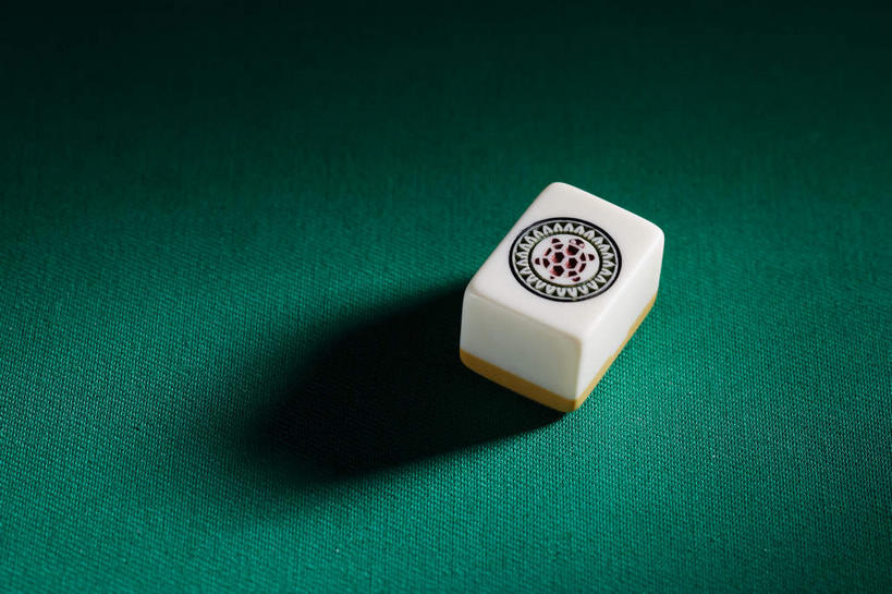 无人,横图,俯视,特写,白天,运动服,游戏,赌博,贪欲,竞争,静物,绿色背景,阴影,服装,反射,标志,文字,影子,字,字符,玩,娱乐,标识,刺激,一个,衣服,麻将,麻将桌,休闲,汉字,摄影,服饰,影棚,单个,活动,衣着,穿着,发泄,消遣,智力,中文,投机,侥幸,欲望,宣泄,国文,华文,衣饰,麻将牌,玩耍,嬉戏,彩图,高角度拍摄,影棚拍摄,拍摄,胜负,输赢,运动装