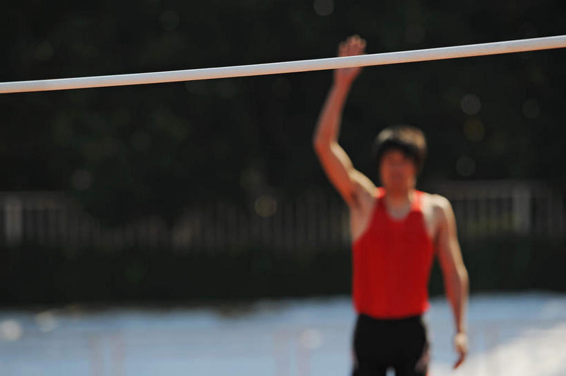 东方人,一个人,运动员,跳高运动员,体育馆,运动场,站,举,横图,室外,白天,正面,运动服,锻炼,快乐,运动,跳高,亚洲,仅一个男性,仅一个人,阴影,朦胧,模糊,光线,影子,云,云朵,云彩,黄种人,娱乐,体育场,仅一个年轻男性,蓝色,白云,蓝天,天空,阳光,天,托,站着,休闲,田径场,示意,体育运动,运动馆,体育,杆子,男人,男性,年轻男性,亚洲人,体育运动员,运动选手,举起,举手,举着,向上举,向上伸,向上托,站立,半身,彩图,健身