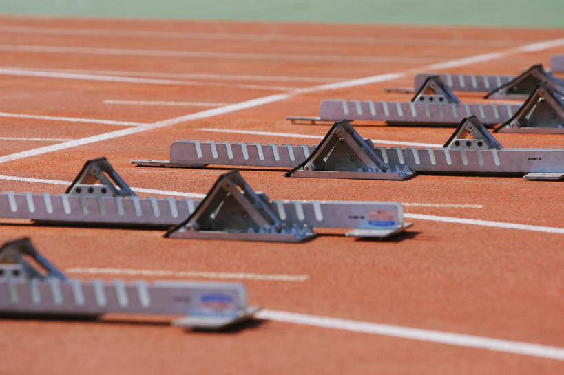 无人,体育馆,运动场,横图,俯视,室外,白天,金属制品,一排,许多,阴影,条纹,整齐,光线,金属,影子,跑道,起跑架,体育场,排列,红色,白色,阳光,橡胶,田径场,队列,橡胶制品,运动馆,彩图,高角度拍摄