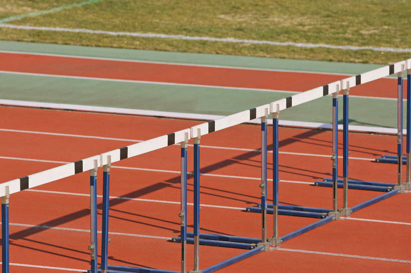 无人,体育馆,栏杆,运动场,横图,俯视,室外,白天,草地,草坪,植物,阴影,朦胧,模糊,光线,线,影子,围栏,体育场,护栏,草,绿色,白色,阳光,橡胶,田径场,赛道,标线,橡胶制品,运动馆,跨栏,彩图,高角度拍摄