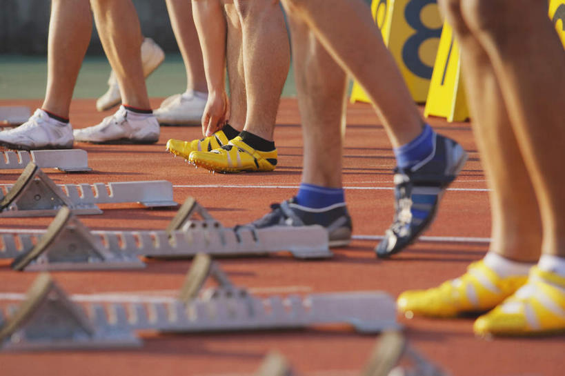 腿部,腿,运动员,体育馆,运动场,起跑线,起点,站,走,横图,室外,白天,侧面,运动鞋,锻炼,快乐,比赛,运动,竞争,鞋子,五个人,阴影,开始,光线,标志,起跑器,数字,文字,线,影子,字符,许多人,娱乐,标识,体育场,白色,阳光,站着,一群人,休闲,橡胶,阿拉伯数字,田径场,体育运动,赛道,标线,助跑器,橡胶制品,起始,运动馆,体育,男人,男性,年轻男性,体育运动员,运动选手,步行,散步,站立,走路,半身,彩图,健身,起跑点