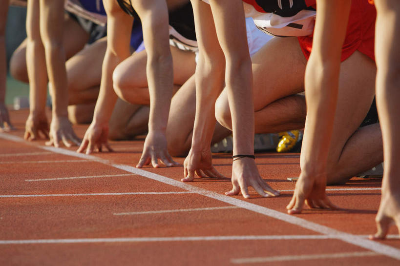 手,腿部,腿,运动员,体育馆,运动场,蹲,横图,室外,白天,侧面,运动服,运动鞋,锻炼,快乐,比赛,运动,竞争,鞋子,五个人,弯腰,准备,阴影,光线,标志,数字,文字,线,影子,字符,许多人,娱乐,标识,体育场,白色,阳光,低头,一群人,休闲,手部,橡胶,阿拉伯数字,田径场,体育运动,赛道,标线,预备,橡胶制品,运动馆,垂头,哈腰,体育,男人,男性,年轻男性,体育运动员,运动选手,蹲着,半身,彩图,健身