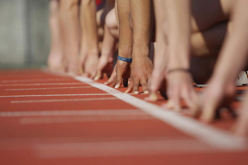 手,腿部,腿,运动员,体育馆,运动场,蹲,横图,室外,白天,侧面,运动服,运动鞋,锻炼,快乐,比赛,运动,竞争,鞋子,五个人,弯腰,准备,阴影,朦胧,模糊,光线,标志,数字,文字,线,影子,字符,许多人,娱乐,标识,体育场,白色,阳光,低头,一群人,休闲,手部,橡胶,阿拉伯数字,田径场,体育运动,赛道,标线,预备,橡胶制品,运动馆,垂头,哈腰,体育,男人,男性,年轻男性,体育运动员,运动选手,蹲着,半身,彩图,健身