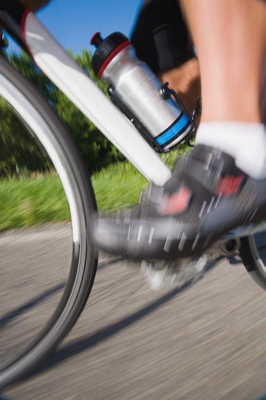 西方人,腿部,脚,脚趾,脚后跟,脚背,踝,腿,一个人,运动员,竖图,室外,特写,白天,仰视,运动服,锻炼,运动,草地,草坪,树林,植物,道路,路,公路,自行车,欧洲,欧洲人,仅一个男性,仅一个人,阴影,服装,朦胧,模糊,光线,影子,交通,踩,车,脚踏车,草,树,树木,仅一个年轻男性,骑,衣服,绿色,阳光,自然,交通工具,驾驶,行驶,服饰,生长,成长,操纵,控制,衣着,穿着,载具,踏,操控,把持,衣饰,体育,男人,男性,年轻男性,白种人,脚底,马路,体育运动员,运动选手,半身,彩图,低角度拍摄,健身,运动装