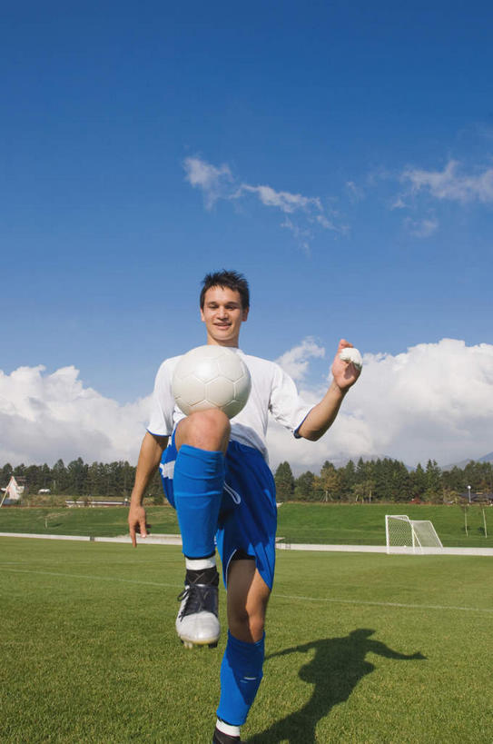 西方人,一个人,观众,运动员,体育馆,运动场,竖图,室外,白天,正面,运动服,锻炼,运动,草地,草坪,植物,欧洲,欧洲人,仅一个男性,仅一个人,抬,用力,阴影,光线,颠球,影子,田径,云,云朵,云彩,注视,体育场,草,仅一个年轻男性,蓝色,绿色,白云,蓝天,天空,阳光,天,观察,看,田径场,观看,踮,察看,关注,使劲,抬着,运动馆,踮着,体育,男人,男性,年轻男性,白种人,观赏人员,体育运动员,运动选手,彩图,全身,健身