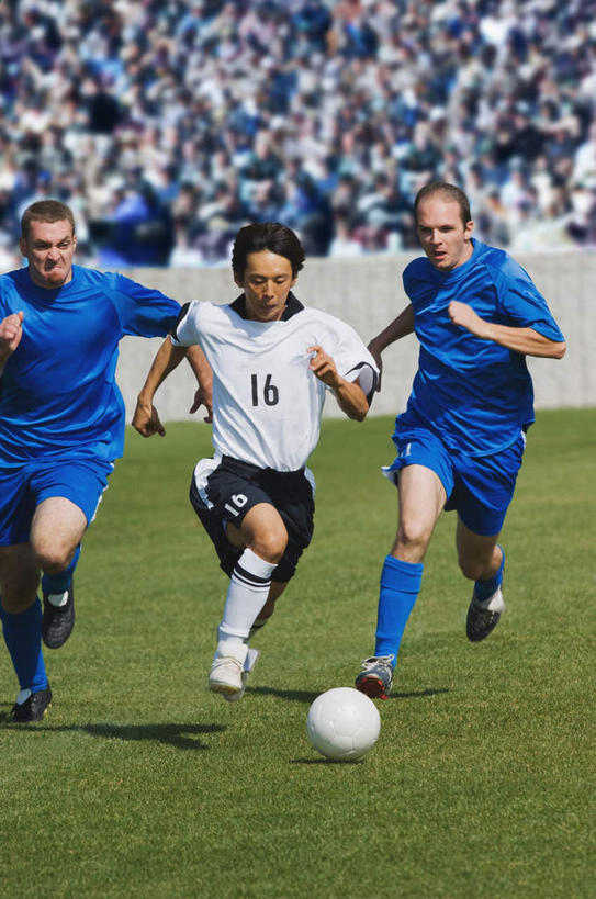 西方人,三个人,观众,运动员,足球场,竖图,室外,白天,正面,运动服,锻炼,快乐,比赛,运动,竞争,足球,草地,草坪,植物,欧洲,欧洲人,追逐,奔驰,追赶,服装,球网,足球装备,注视,娱乐,运动器械,草,衣服,绿色,奔跑,低头,观察,看,休闲,健身器械,服饰,观看,察看,体育运动,关注,健身器材,绿茵场,蹴鞠,足球网,体育,足球运动,男人,男性,年轻男性,白种人,观赏人员,体育运动员,运动选手,彩图,全身,健身,足球比赛场地,运动器材,运动装