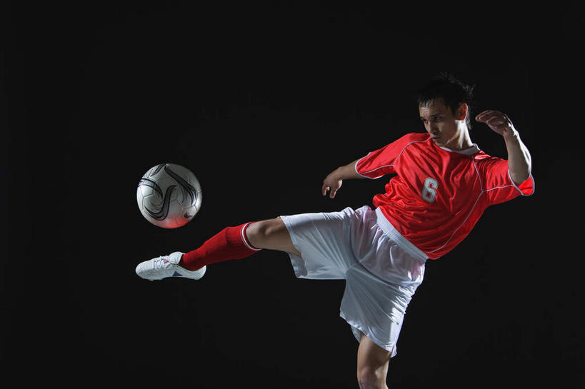 东方人,一个人,运动员,横图,白天,正面,运动服,运动,足球,亚洲,仅一个男性,仅一个人,飞翔,黑色背景,服装,飞行,足球装备,翱翔,黄种人,运动器械,飞,仅一个年轻男性,衣服,健身器械,抬脚,摄影,服饰,影棚,摆臂,衣着,穿着,健身器材,蹴鞠,衣饰,足球运动,男人,男性,年轻男性,亚洲人,体育运动员,运动选手,半身,彩图,影棚拍摄,拍摄,运动器材,运动装