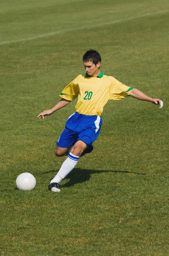 西方人,一个人,运动员,足球场,竖图,室外,白天,正面,运动服,运动,足球,草地,草坪,植物,欧洲,欧洲人,仅一个男性,仅一个人,奔驰,射门,服装,足球装备,注视,运动器械,草,仅一个年轻男性,衣服,绿色,奔跑,低头,观察,看,健身器械,服饰,观看,察看,关注,健身器材,绿茵场,蹴鞠,足球运动,男人,男性,年轻男性,白种人,体育运动员,运动选手,彩图,全身,足球比赛场地,运动器材,运动装