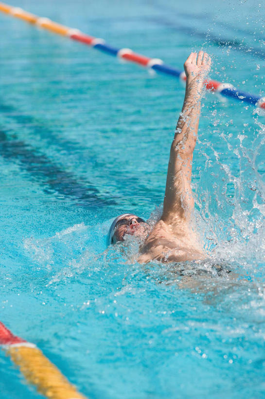 游泳,西方人,手,一个人,体育馆,游泳池,举,竖图,俯视,室外,白天,锻炼,快乐,比赛,运动,竞争,水,帽子,欧洲,欧洲人,仅一个男性,仅一个人,阴影,飞溅,泳帽,溅,光线,眼镜,液体,影子,泳镜,水池,水滴,水面,分开,娱乐,泳池,裸露,水珠,仅一个年轻男性,阳光,绳子,游泳眼镜,托,休闲,手部,隔离,绳索,后仰,游泳馆,体育运动,喷洒,游泳帽,裸,缆绳,分隔,泅水,体育,男人,男性,年轻男性,白种人,手臂,举起,举手,举着,向上举,向上伸,向上托,半身,彩图,高角度拍摄,健身