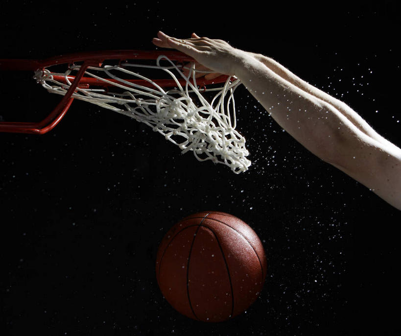 西方人,手,一个人,举,横图,特写,白天,侧面,运动服,篮球,水,欧洲,欧洲人,仅一个男性,仅一个人,阴影,黑色背景,服装,光线,液体,影子,水滴,灯光,篮球装备,运动器械,仅一个年轻男性,衣服,绳子,托,手部,健身器械,灌篮,摄影,服饰,影棚,汗水,绳索,衣着,穿着,篮框,健身器材,篮球运动,衣饰,男人,男性,年轻男性,白种人,举起,举手,举着,向上举,向上伸,向上托,半身,彩图,影棚拍摄,拍摄,运动器材,运动装