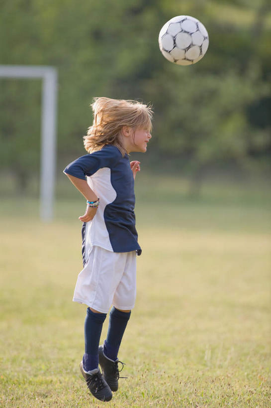 西方人,儿童,一个人,足球场,跳,笑,微笑,露齿笑,竖图,室外,白天,侧面,T恤衫,运动服,运动鞋,纯洁,足球,草地,草坪,植物,门,鞋子,欧洲,欧洲人,仅一个男性,仅一个人,阴影,短裤,服装,裤子,朦胧,模糊,光线,球门,影子,足球装备,半空,T恤,注视,运动器械,顶球,袜子,草,小孩,衣服,绿色,阳光,门框,观察,看,仅一个小孩,健身器械,可爱,童年,童趣,服饰,观看,察看,衣着,穿着,关注,健身器材,绿茵场,童真,烂漫,无邪,长筒袜,蹴鞠,衣饰,天真,足球运动,男孩,男人,男性,白种人,孩子,跳跃,彩图,全身,足球比赛场地,运动器材,男生,运动装