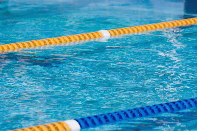 无人,体育馆,游泳池,运动场,横图,俯视,室外,白天,水,阴影,波纹,朦胧,模糊,反射,光线,影子,水池,水面,体育场,泳池,黄色,蓝色,水纹,阳光,绳子,波浪,田径场,绳索,游泳馆,缆绳,运动馆,彩图,高角度拍摄