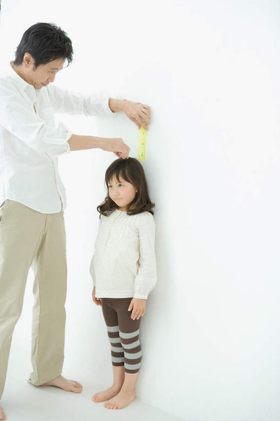 东方人,儿童,两个人,家庭,父亲,女儿,竖图,白天,正面,运动服,纯洁,亚洲,握,阴影,服装,光线,测量,影子,墙,拿,拿着,注视,休闲装,黄种人,墙壁,墙面,小孩,衣服,低头,观察,看,靠,靠着,倚靠,休闲,温暖,温馨,父女,一家人,休闲服,父爱,可爱,童年,童趣,握着,服饰,观看,标尺,和睦,察看,倚着,衣着,穿着,关注,童真,烂漫,无邪,丈量,衣饰,天真,男人,男性,年轻男性,女孩,亚洲人,孩子,年轻人,半身,彩图,融洽,女生,运动装