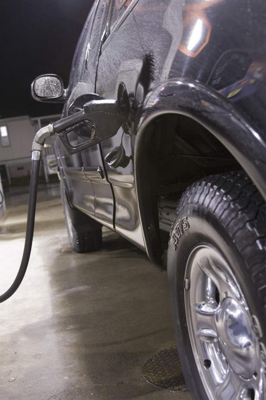 无人,竖图,室外,白天,正面,汽车,车,交通工具,轿车,能源,燃料,资源,载具,能量,汽油,加油枪,计量加油枪,输油枪,油枪,燃油,彩图