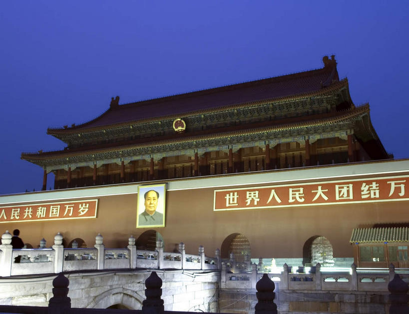 无人,天安门,栏杆,横图,室外,夜晚,仰视,旅游,度假,石头,标志建筑,地标,建筑,北京,天安门广场,中国,亚洲,一排,许多,整齐,毛泽东,标志,石子,文字,字符,围栏,桥,首都,娱乐,标识,建设,石桥,护栏,拱桥,栈桥,排列,蓝色,蓝天,天空,天,享受,休闲,汉字,旅游胜地,放松,主席,拱形,人行桥,石拱桥,领导,队列,中文,挂画,毛主席,东亚,国徽,中华人民共和国,北京市,京,北平,华北地区,国文,华文,二十八画生,润之,诗人,石三伢子,咏芝,革命家,理论家,首脑,战略家,石块,彩图,低角度拍摄