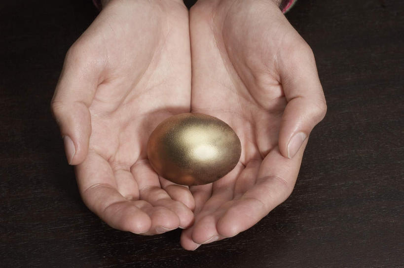 西方人,手,一个人,捧,横图,俯视,室内,特写,白天,桌面,桌子,欧洲,欧洲人,双手,仅一个男性,仅一个人,木制,蛋,仅一个年轻男性,木制品,手部,金色,财富,摄影,影棚,卵,财产,男人,男性,年轻男性,白种人,端,端着,捧着,手捧,半身,彩图,高角度拍摄,影棚拍摄,拍摄