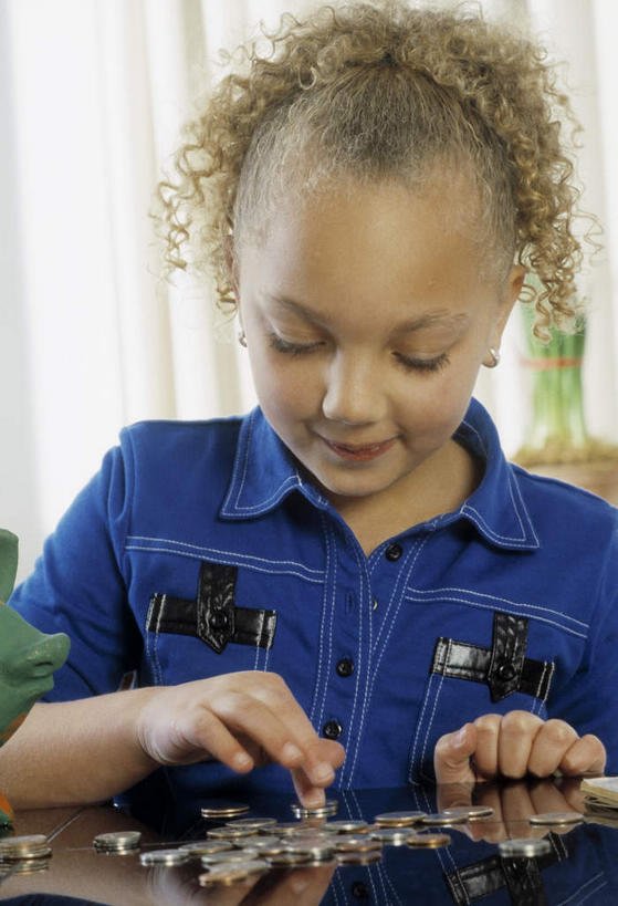 西方人,儿童,一个人,坐,笑,微笑,竖图,室内,白天,正面,纯洁,钱,欧洲,欧洲人,仅一个女性,仅一个人,服装,钱币,注视,休闲装,小孩,衣服,蓝色,观察,看,仅一个小孩,休闲,休闲服,可爱,童年,童趣,金融,服饰,经济,观看,察看,关注,盘点,流通,贸易,童真,烂漫,无邪,天真,货币,现金,硬币,女孩,女人,女性,白种人,孩子,坐着,半身,彩图,女生