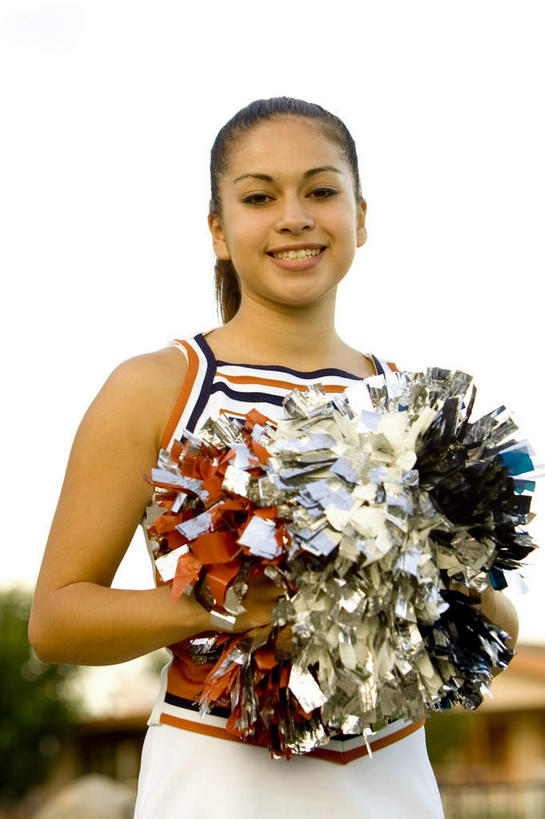 西方人,一个人,站,笑,微笑,露齿笑,竖图,室外,白天,仰视,运动服,植物,欧洲,欧洲人,仅一个年轻女性,仅一个女性,仅一个人,握,服装,朦胧,模糊,拿,拿着,注视,树,树木,衣服,绿色,自然,观察,看,站着,握着,服饰,生长,成长,观看,察看,衣着,穿着,关注,拉拉队,拉拉花,拉拉球,啦啦花,啦啦球,衣饰,年轻女性,女人,女性,白种人,站立,半身,彩图,低角度拍摄,运动装