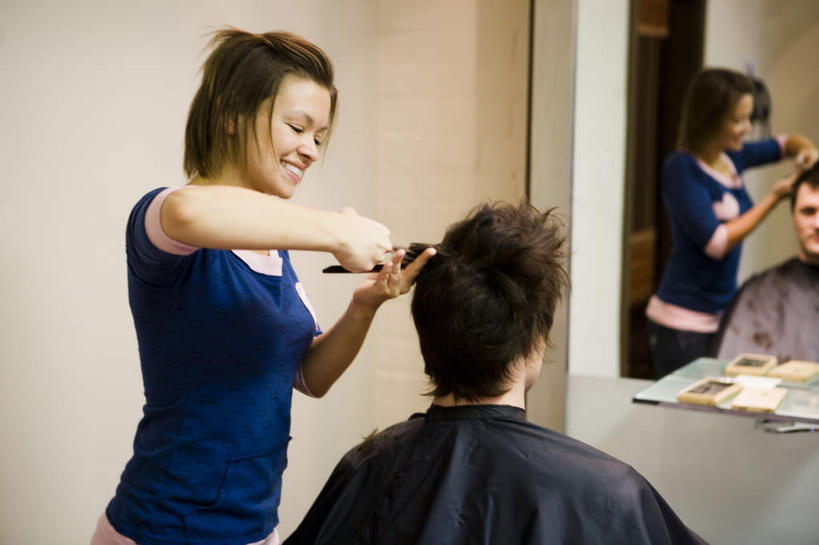 西方人,两个人,理发师,站,横图,室内,白天,镜子,欧洲,欧洲人,握,修剪,服装,工具,剪刀,墙,拿,梳子,围兜,拿着,注视,休闲装,顾客,墙壁,墙面,背面,衣服,日用品,观察,看,站着,休闲,休闲服,握着,服饰,观看,裁剪,发廊,镜像,察看,剪子,剪裁,切割,镜面,关注,美发用品,理发围布,主顾,剪发围布,理发围兜,围布,男人,男性,女人,女性,中年男性,中年女性,白种人,发型师,理发员,美发师,站立,半身,彩图