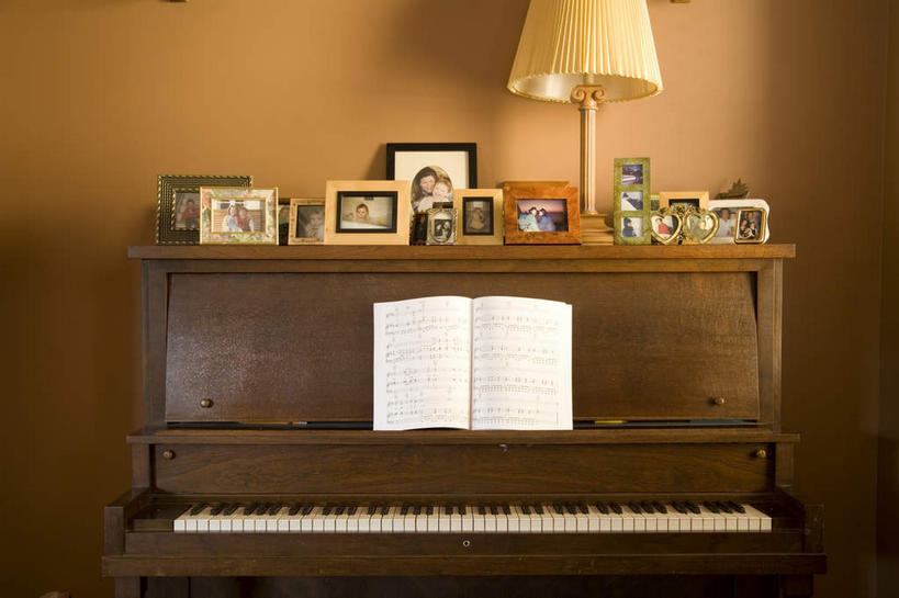 无人,横图,照片,室内,白天,正面,键盘,台灯,相框,照明,一本,一排,许多,整齐,钢琴,墙,灯光,褐色,乐谱,乐器,曲谱,很多,墙壁,墙面,灯,排列,一个,灯具,摄影,单个,一台,照亮,键盘乐器,照明设备,队列,相片,彩图,拍摄,照相