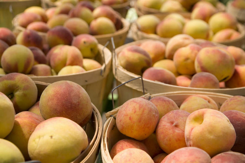 无人,交叉,横图,俯视,室外,特写,白天,竹子,桃子,水果,一堆,一排,许多,堆叠,堆积,竹制,新鲜,整齐,编织,篮子,生食,食品,果实,很多,食物,排列,竹篮,水蜜桃,有机食品,绿色食品,竹条,堆,交织,竹制品,队列,蟠桃,肺果,穿插,彩图,高角度拍摄