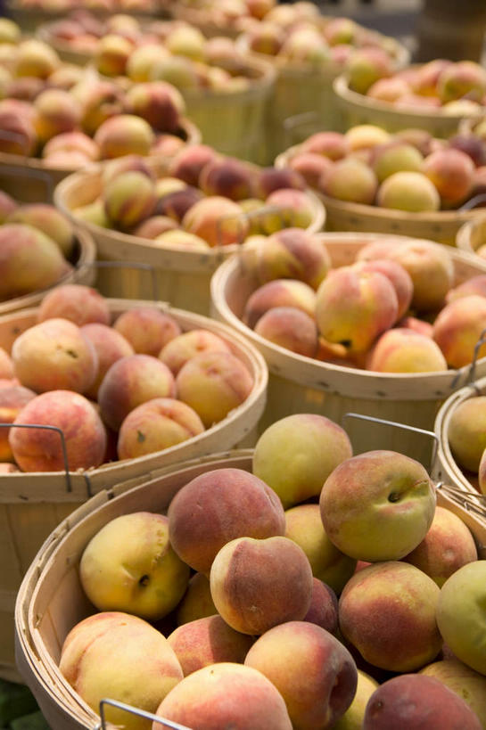 无人,交叉,竖图,俯视,室外,白天,竹子,桃子,水果,一堆,一排,许多,堆叠,堆积,竹制,新鲜,整齐,编织,篮子,生食,食品,果实,很多,食物,排列,竹篮,水蜜桃,有机食品,绿色食品,竹条,堆,交织,竹制品,队列,蟠桃,肺果,穿插,彩图,高角度拍摄