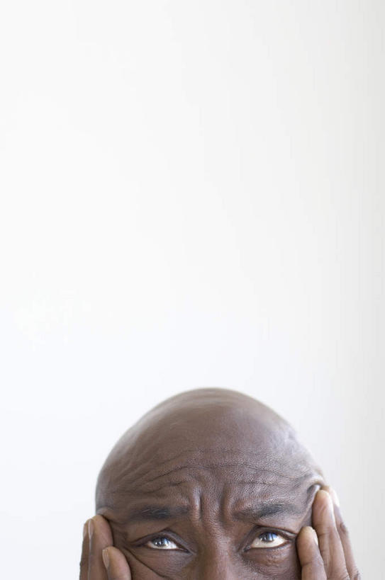 西方人,脸,头,脸颊,手,秃头,一个人,竖图,室内,白天,白色背景,正面,仰视,欧洲,非洲,黑人,欧洲人,双手,仅一个男性,仅一个人,仅一个中年男性,撑,托腮,注视,观察,看,托,手部,摄影,影棚,观看,察看,关注,消极,托下巴,悲观,男人,男性,中年男性,非洲人,头部,光头,无发,脸部,脸蛋,面部,半身,彩图,影棚拍摄,拍摄