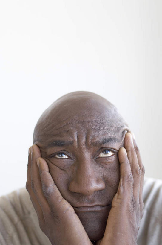 西方人,脸,头,脸颊,手,秃头,一个人,竖图,室内,特写,白天,白色背景,正面,仰视,欧洲,非洲,黑人,欧洲人,双手,仅一个男性,仅一个人,仅一个中年男性,撑,服装,托腮,注视,休闲装,衣服,观察,看,托,休闲,手部,休闲服,摄影,服饰,影棚,观看,察看,关注,消极,托下巴,悲观,男人,男性,中年男性,非洲人,头部,光头,无发,脸部,脸蛋,面部,半身,彩图,影棚拍摄,拍摄