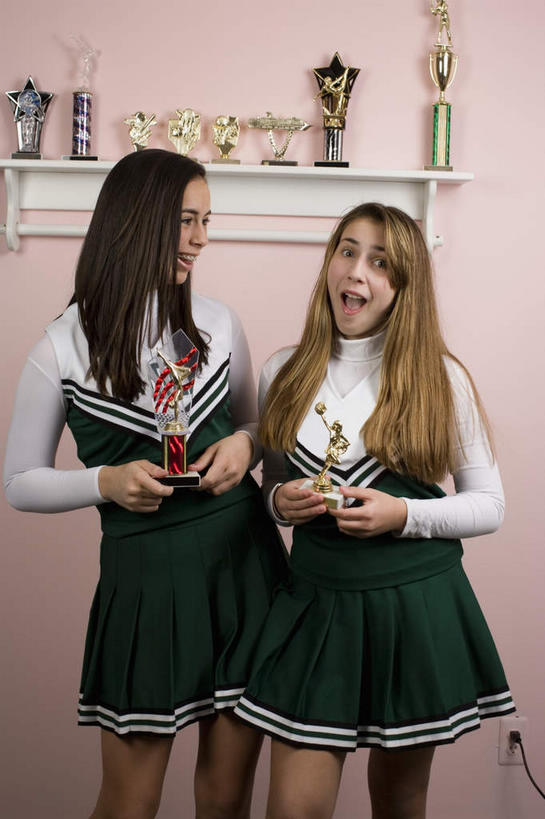 西方人,两个人,家庭,站,笑,微笑,竖图,室内,白天,正面,裙子,成功,胜利,欧洲,欧洲人,一排,许多,握,连衣裙,整齐,置物架,注视,架子,排列,观察,看,站着,张嘴,温暖,温馨,一家人,光彩,握着,观看,和睦,察看,队列,关注,陈列架,荣誉,啦啦队,奖品,张大嘴巴,荣耀,搁架,光荣,年轻女性,女人,女性,白种人,张开嘴,站立,半身,彩图,融洽,奖杯