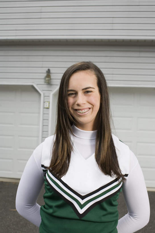 西方人,一个人,站,笑,微笑,露齿笑,竖图,室外,白天,正面,裙子,欧洲,欧洲人,仅一个年轻女性,仅一个女性,仅一个人,连衣裙,墙,注视,墙壁,墙面,白色,观察,看,站着,观看,察看,关注,啦啦队,年轻女性,女人,女性,白种人,站立,半身,彩图