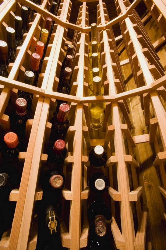 无人,竖图,室内,特写,白天,仰视,一排,许多,阴影,整齐,反射,影子,红酒瓶,置物架,架子,玻璃制品,酒瓶,排列,玻璃瓶,瓶子,葡萄酒瓶,队列,陈列架,搁架,彩图,低角度拍摄