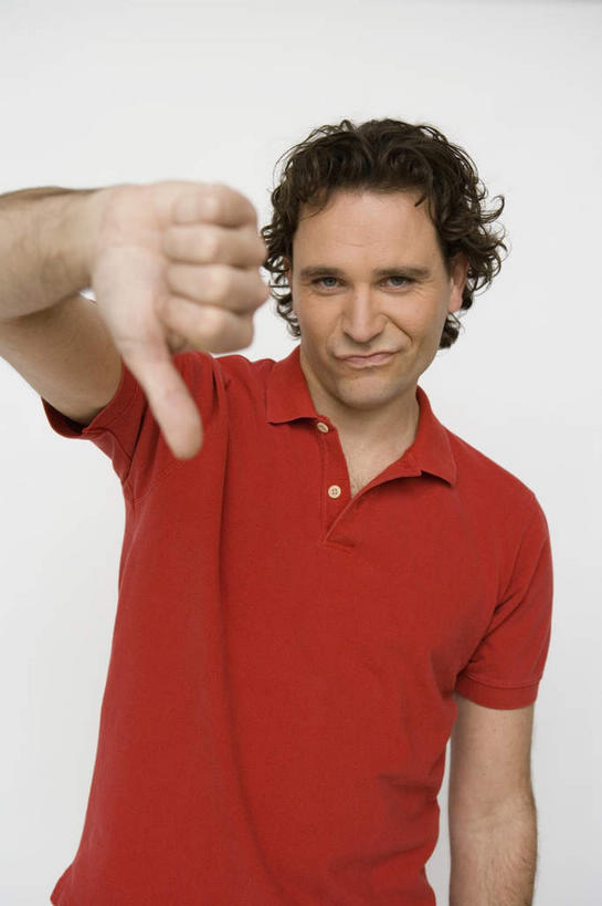 西方人,一个人,站,竖图,室内,白天,白色背景,正面,欧洲,欧洲人,仅一个男性,仅一个人,仅一个中年男性,服装,注视,休闲装,衣服,红色,观察,看,手势,站着,休闲,休闲服,竖,摄影,服饰,影棚,观看,翘,察看,鄙视,关注,藐视,讽刺,蔑视,嘲笑,朝下,男人,男性,中年男性,白种人,大拇指,站立,半身,彩图,影棚拍摄,拍摄,向下