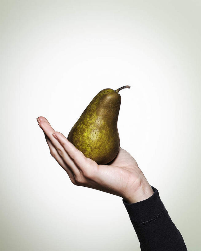 西方人,一个人,站,举,捧,竖图,室内,特写,白天,白色背景,正面,梨,水果,欧洲,欧洲人,仅一个年轻女性,仅一个女性,仅一个人,服装,新鲜,生食,食品,果实,休闲装,食物,一个,衣服,绿色,黑色,托,站着,休闲,休闲服,香梨,摄影,服饰,有机食品,绿色食品,影棚,单个,年轻女性,女人,女性,白种人,生梨,端,端着,举起,举手,举着,捧着,手捧,向上举,向上伸,向上托,站立,半身,彩图,影棚拍摄,拍摄
