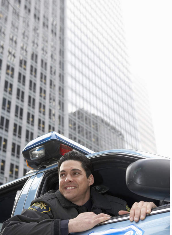 西方人,一个人,警察,警卫,高楼大厦,坐,笑,微笑,露齿笑,竖图,室外,白天,仰视,工作服,制服,大厦,建筑,摩天大楼,汽车,警车,欧洲,欧洲人,仅一个男性,仅一个人,一辆,服装,注视,车,仅一个年轻男性,衣服,楼宇,交通工具,观察,看,搭,服饰,观看,察看,衣着,穿着,搭着,关注,载具,工作制服,衣饰,巡逻车,男人,男性,年轻男性,白种人,保安,警卫员,看守,卫兵,坐着,半身,彩图,低角度拍摄,工作套服,大楼,高层建筑,高楼,摩天楼