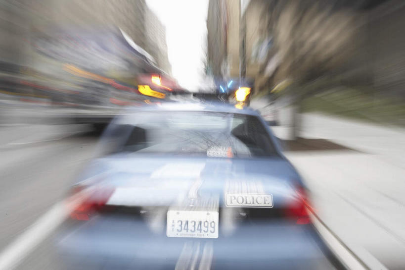 无人,高楼大厦,横图,室外,白天,正面,植物,大厦,道路,建筑,路,摩天大楼,公路,汽车,警车,一辆,朦胧,模糊,英文,标志,数字,文字,字符,字母,分界线,停车线,交通,标识,车,树,树木,绿色,自然,楼宇,交通工具,阿拉伯数字,生长,成长,英文字母,车行道,车行道分界线,迅速,敏捷,载具,标线,车行线,疾速,巡逻车,马路,彩图,大楼,高层建筑,高楼,摩天楼