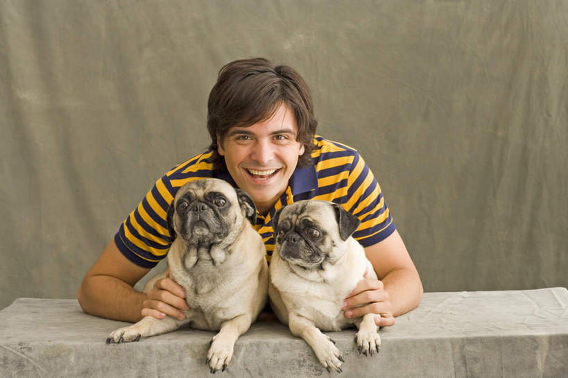 西方人,一个人,站,抱,笑,微笑,露齿笑,横图,室内,白天,正面,桌面,桌子,宠物,狗,欧洲,欧洲人,仅一个男性,仅一个人,仅一个中年男性,弯腰,阴影,棕色背景,服装,反射,木制,影子,沙皮狗,注视,休闲装,衣服,动物,木制品,观察,看,站着,两只,休闲,休闲服,可爱,摄影,服饰,影棚,抱着,观看,察看,搂着,关注,忠诚,弯身,沙皮,沙皮犬,男人,男性,中年男性,白种人,犬,搂,搂抱,站立,半身,彩图,影棚拍摄,拍摄