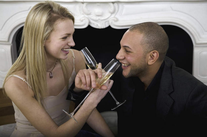 葡萄酒,西方人,两个人,家庭,夫妻,客厅,坐,笑,微笑,露齿笑,横图,室内,白天,正面,西装,爱情,奢侈,快乐,壁炉,杯子,项链,吊带,欧洲,欧洲人,握,套装,服装,正装,高脚杯,浪漫,拿,拿着,注视,吊带衫,职业装,玻璃制品,酒,装饰品,饮料,衣服,酒杯,饰品,首饰,香槟,观察,看,温暖,温馨,一家人,恩爱,诱惑,握着,恋人,服饰,观看,和睦,察看,起居室,衣着,穿着,关注,交杯酒,交杯,香槟杯,气泡酒,起泡酒,汽酒,衣饰,客堂,男人,男性,年轻男性,年轻女性,女人,女性,白种人,年轻人,夫妇,情侣,玻璃杯,坐着,半身,彩图,高兴,欢笑,合卺,伴侣,融洽