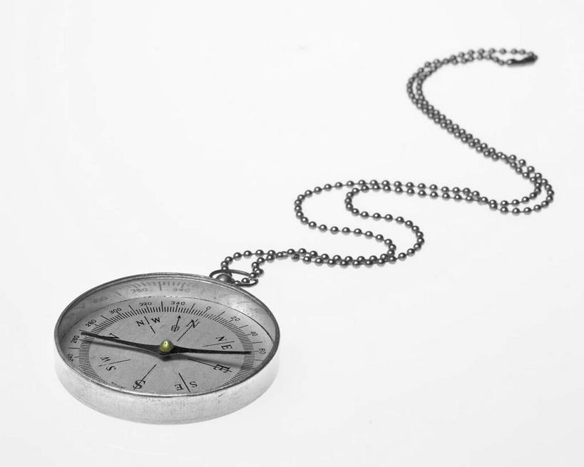 无人,横图,俯视,室内,特写,白天,白色背景,仪器,科技,静物,项链,阴影,反射,科学,影子,方向,历史,装饰品,一个,饰品,首饰,指南针,指示,摄影,地理,影棚,单个,罗盘,科学技术,指向,指北针,司南,发明,罗盘针,基准,彩图,高角度拍摄,影棚拍摄,拍摄,地质