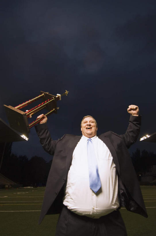 西方人,一个人,商务人士,商务男性,站,笑,微笑,露齿笑,竖图,室外,夜晚,仰视,衬衫,成功,胜利,草地,草坪,植物,欧洲,欧洲人,仅一个男性,仅一个人,仅一个中年男性,握,套装,欢呼,乌云,云,阴天,云朵,领带,拿,云彩,拿着,注视,草,树,树木,绿色,天空,天,观察,看,站着,光彩,握着,生长,成长,观看,察看,喝彩,昏暗,象征,阴沉,庄重,关注,商务装,身份,荣誉,奖品,工薪阶层,正式,地位,荣耀,光荣,男人,男性,中年男性,白种人,白领,上班族,抬头,仰头,站立,半身,彩图,低角度拍摄,衬衣,奖杯